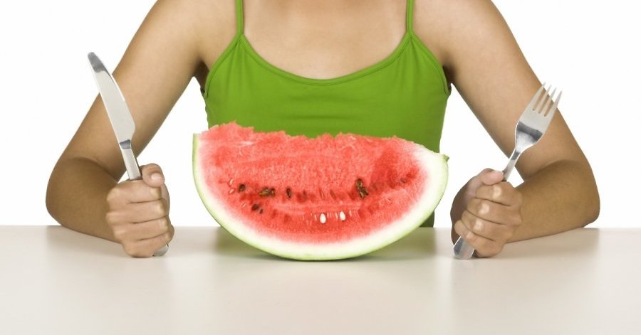 Ломоть арбуза и столовые принадлежности