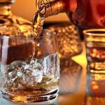 Стакан со льдом и спиртное в бутылке