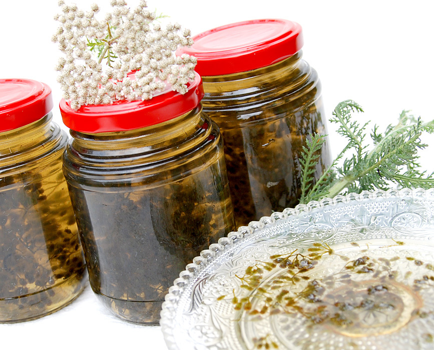 Банки с настоями и тысячелистник