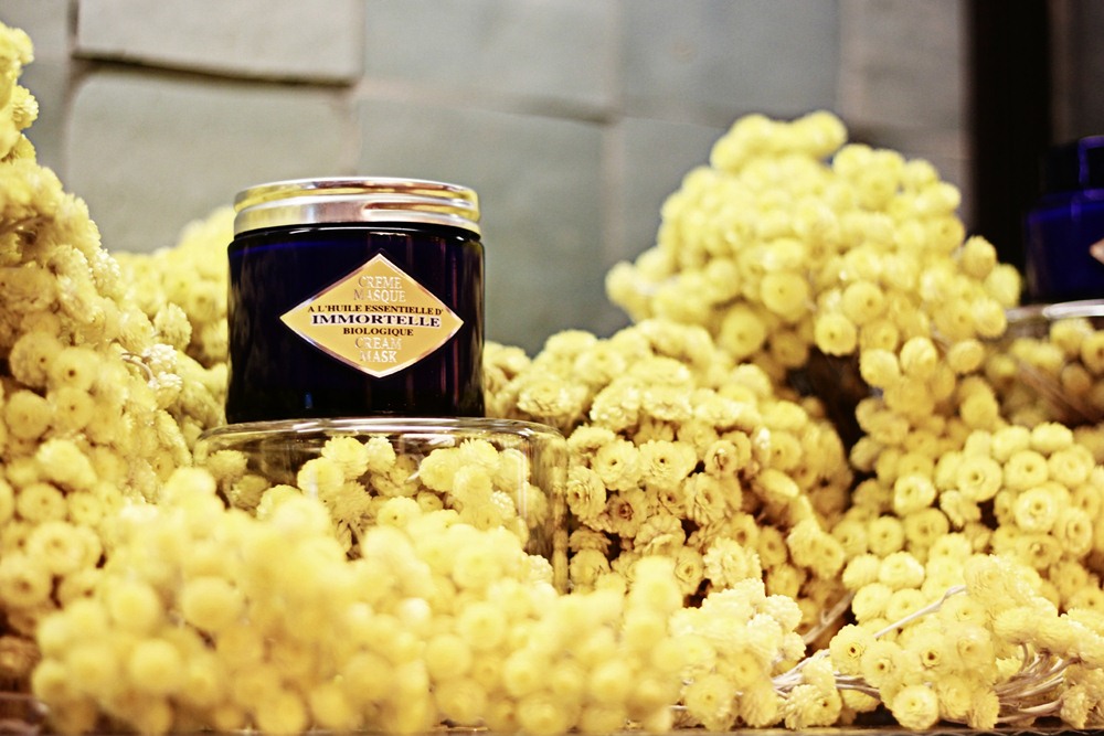 Баночка с маслом и цветы цмина