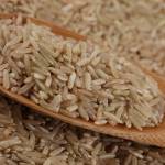 Бурый рис в ложке