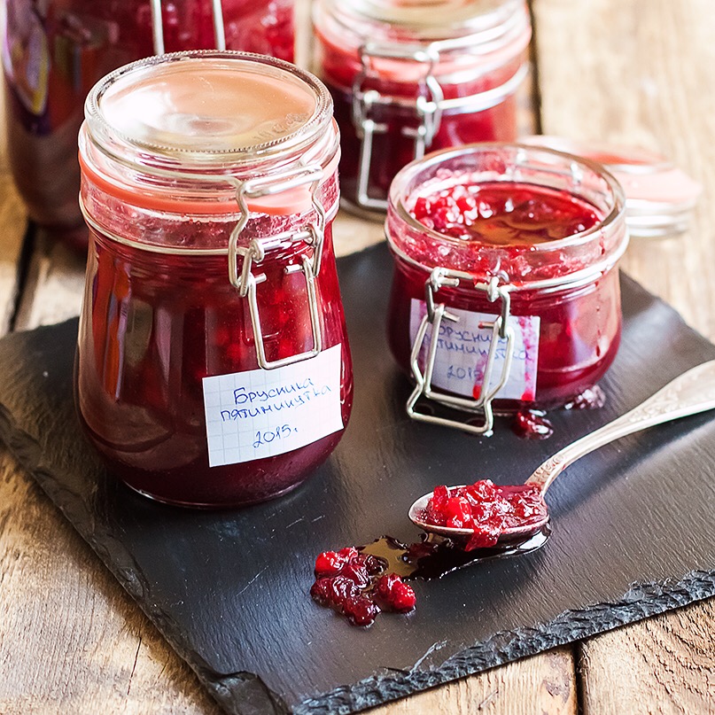 Брусничное варенье в банках и ложке