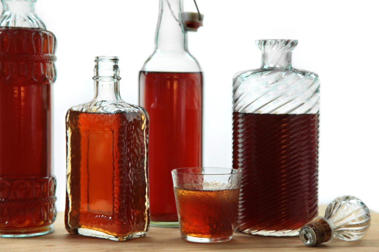 Бутылки со спиртовой настойкой