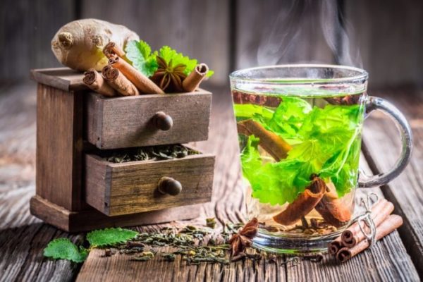 Чашка чая и ящички со специями