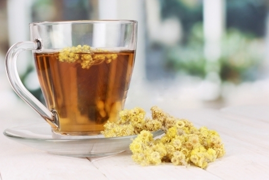 Чашка с настоем и цветок цмина