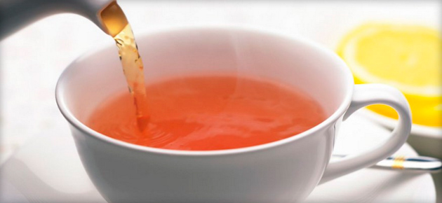 Чашка с золотистым напитком