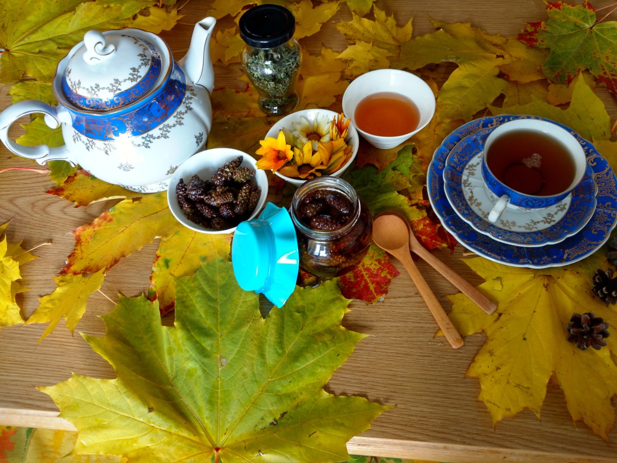 Чайник, чашки и сосновое варенье