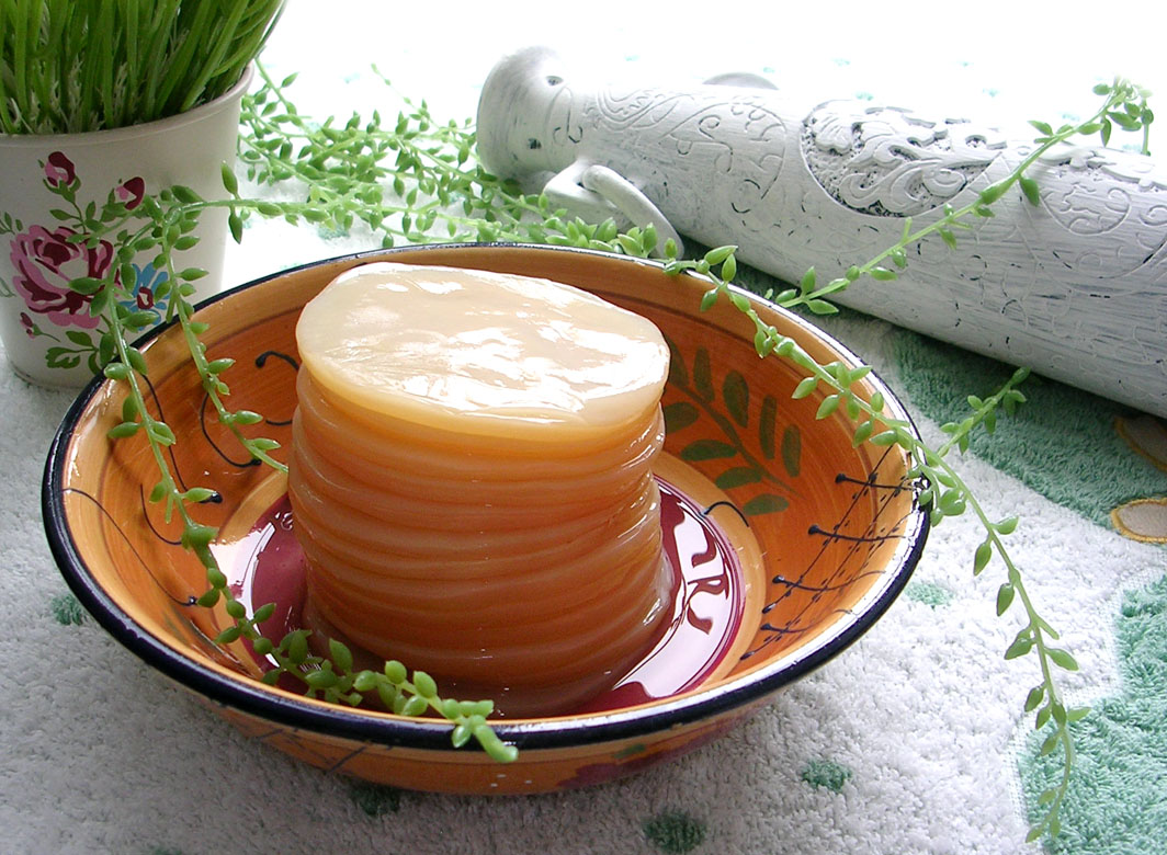 Чайный гриб на тарелке