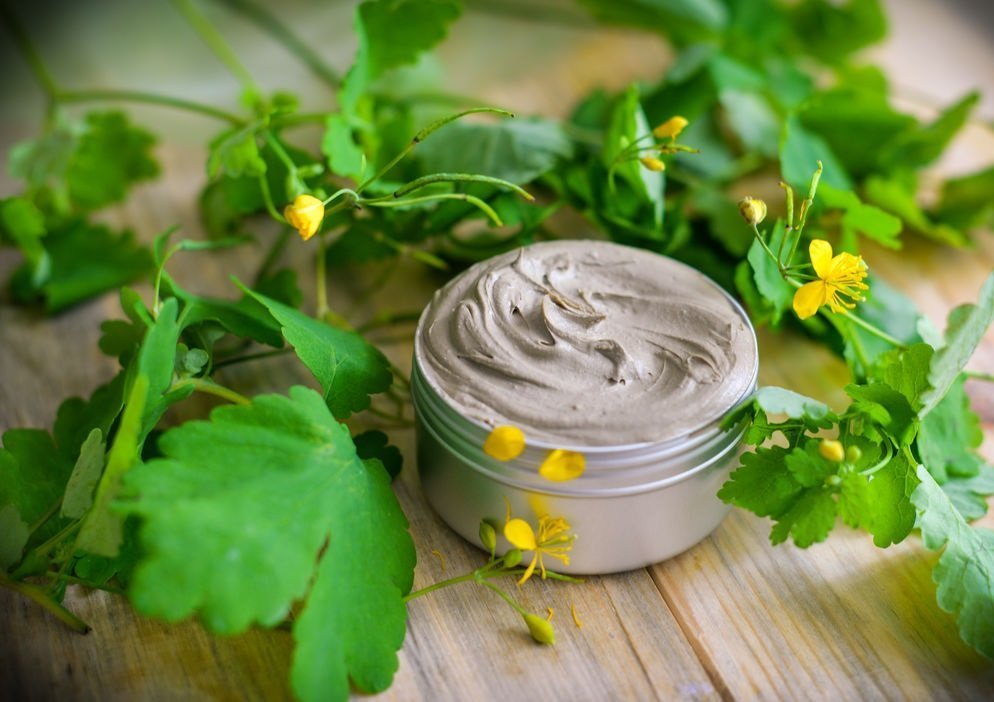 Чистотел и маска в банке