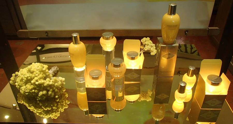 Букетик цмина и косметические средства на зеркальной полке