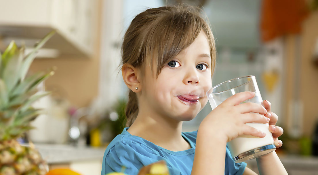 Девочка пьёт кисель