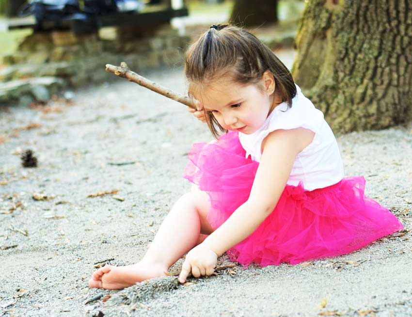 Девочка сидит на земле