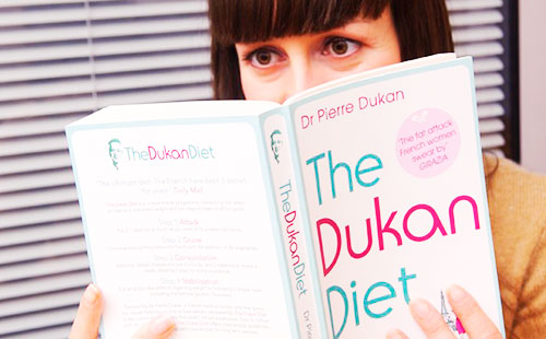 Девушка читает книгу Пьера Дюкана