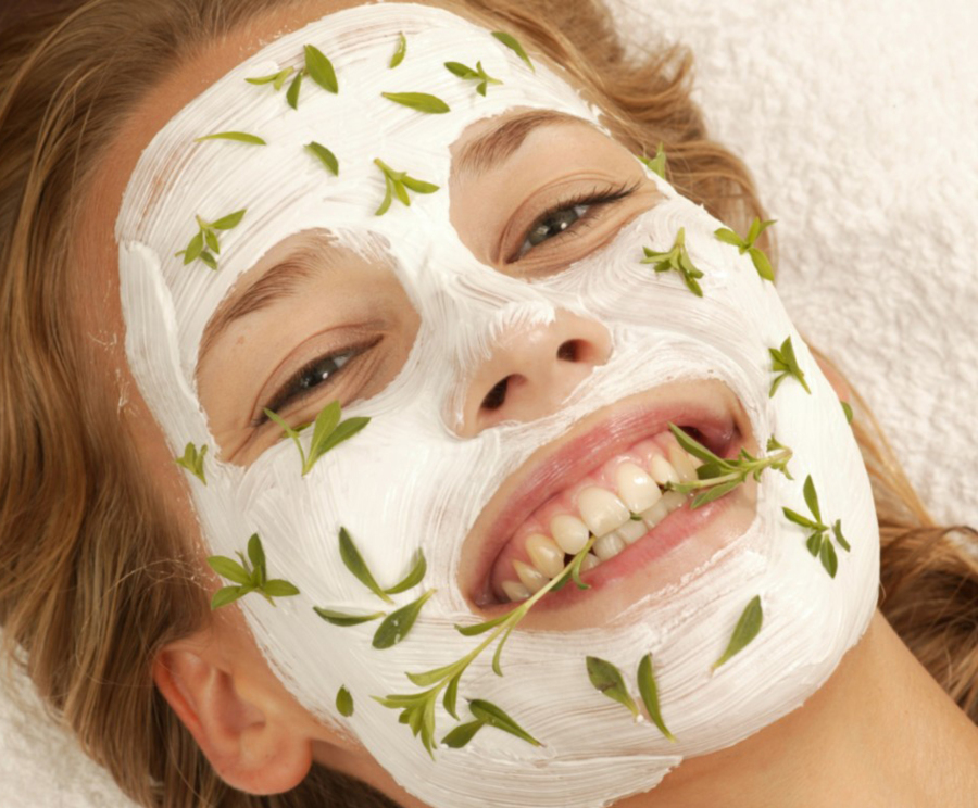 Девушка делает маску для лица