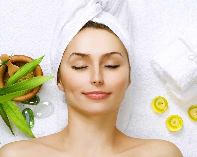 Девушка делает маску с алоэ