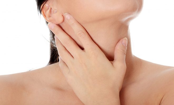 Девушка держится за горло