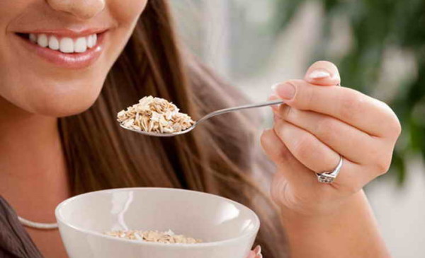 Девушка ест отруби