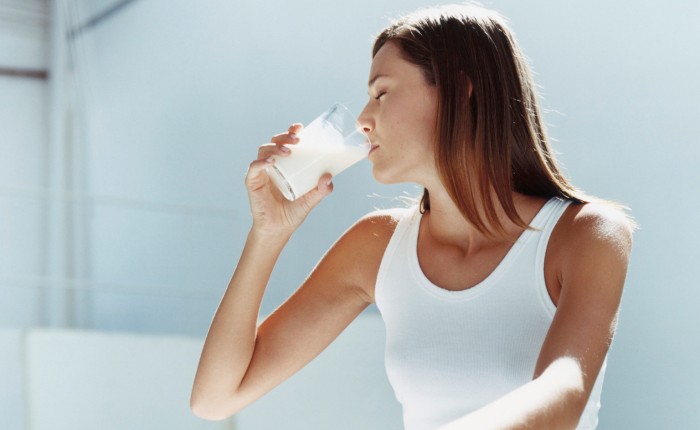 Девушка пьёт кефир с маслом