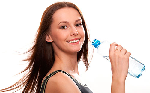 Девушка пьёт воду