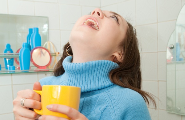 Девушка полощет горло