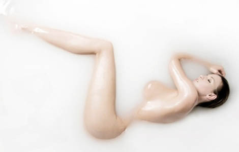 Девушка
принимает ванну