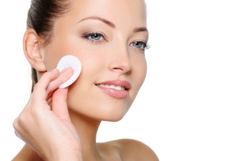 Девушка протирает лицо ватным диском