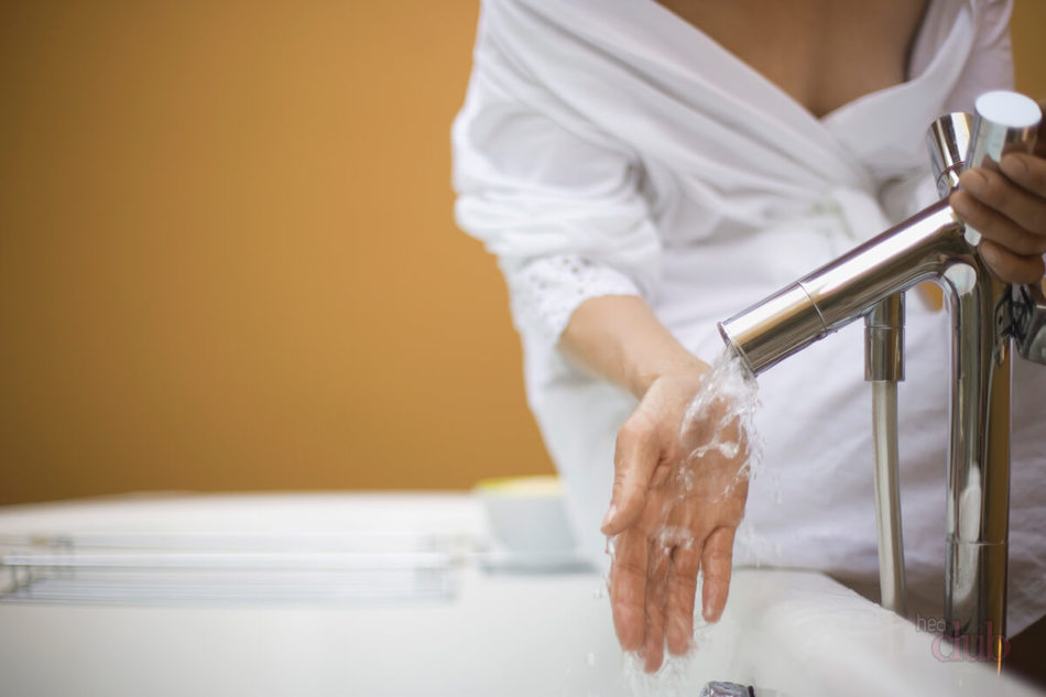 Девушка
проверяет температуру воды