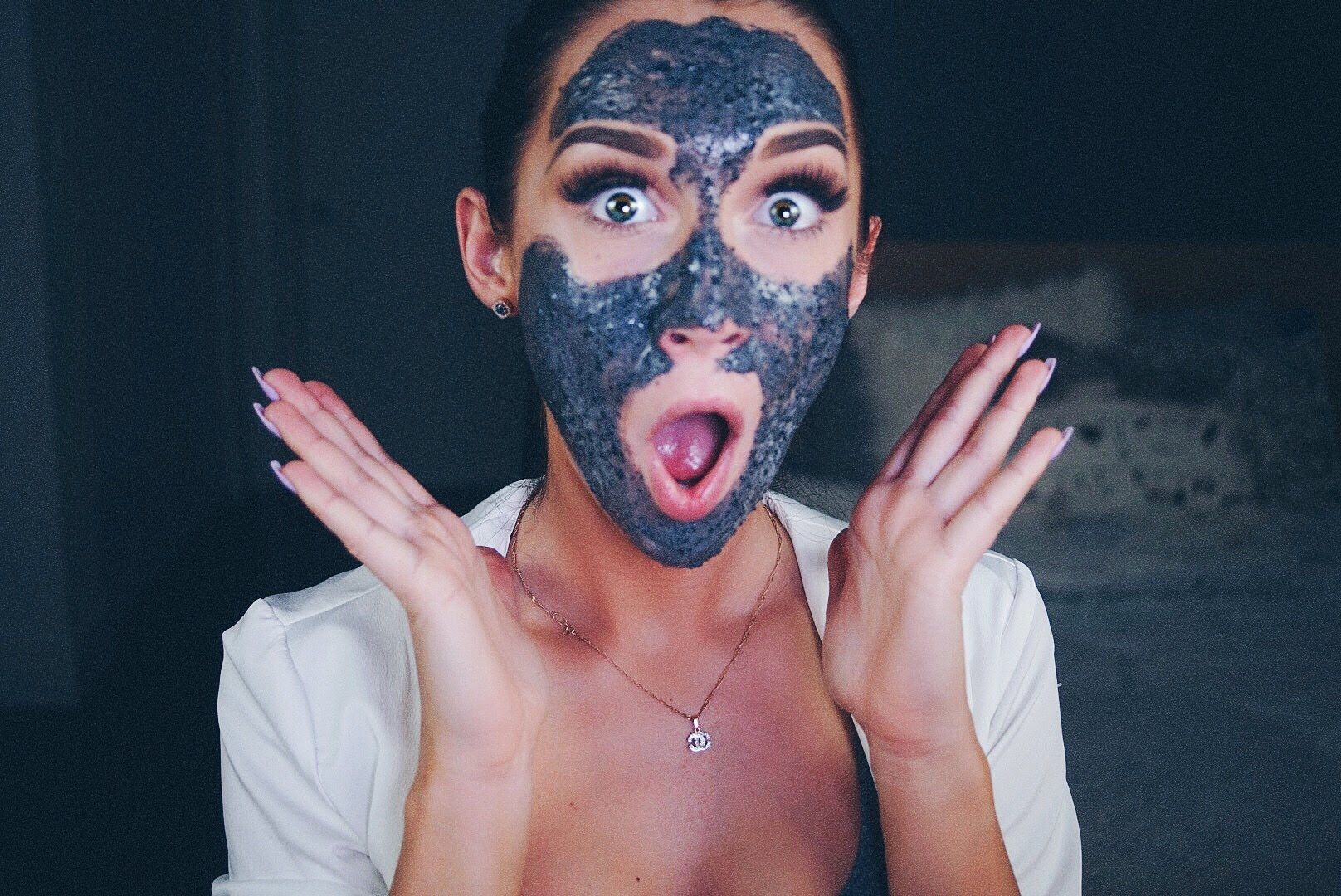 Девушка с чёрной лечебной маской