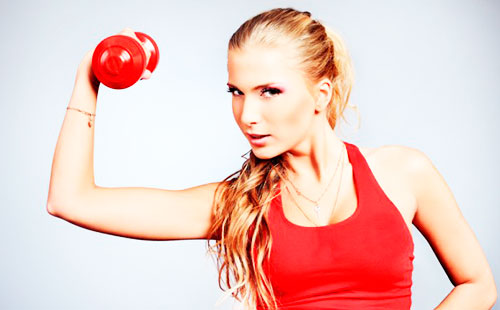 Девушка с гантелями