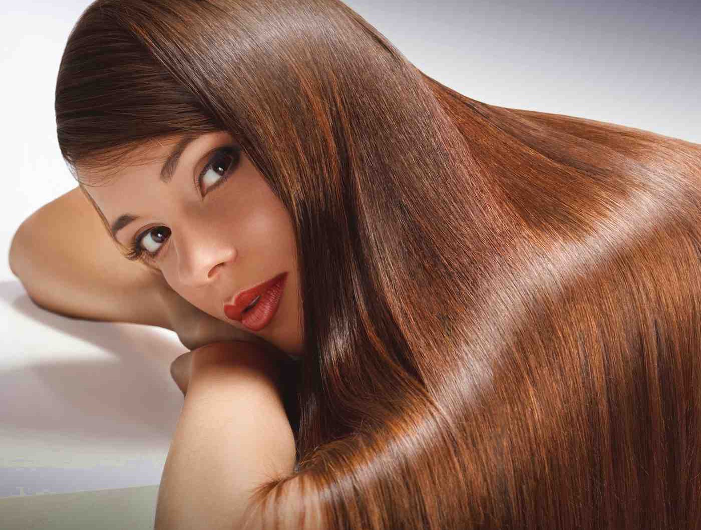 Девушка с шелковистыми волосами