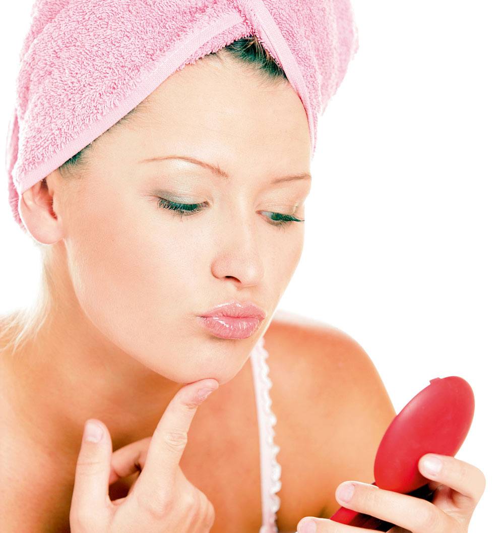 Девушка смотрит в зеркальце