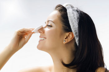 Девушка снимает с нова маску-плёнку