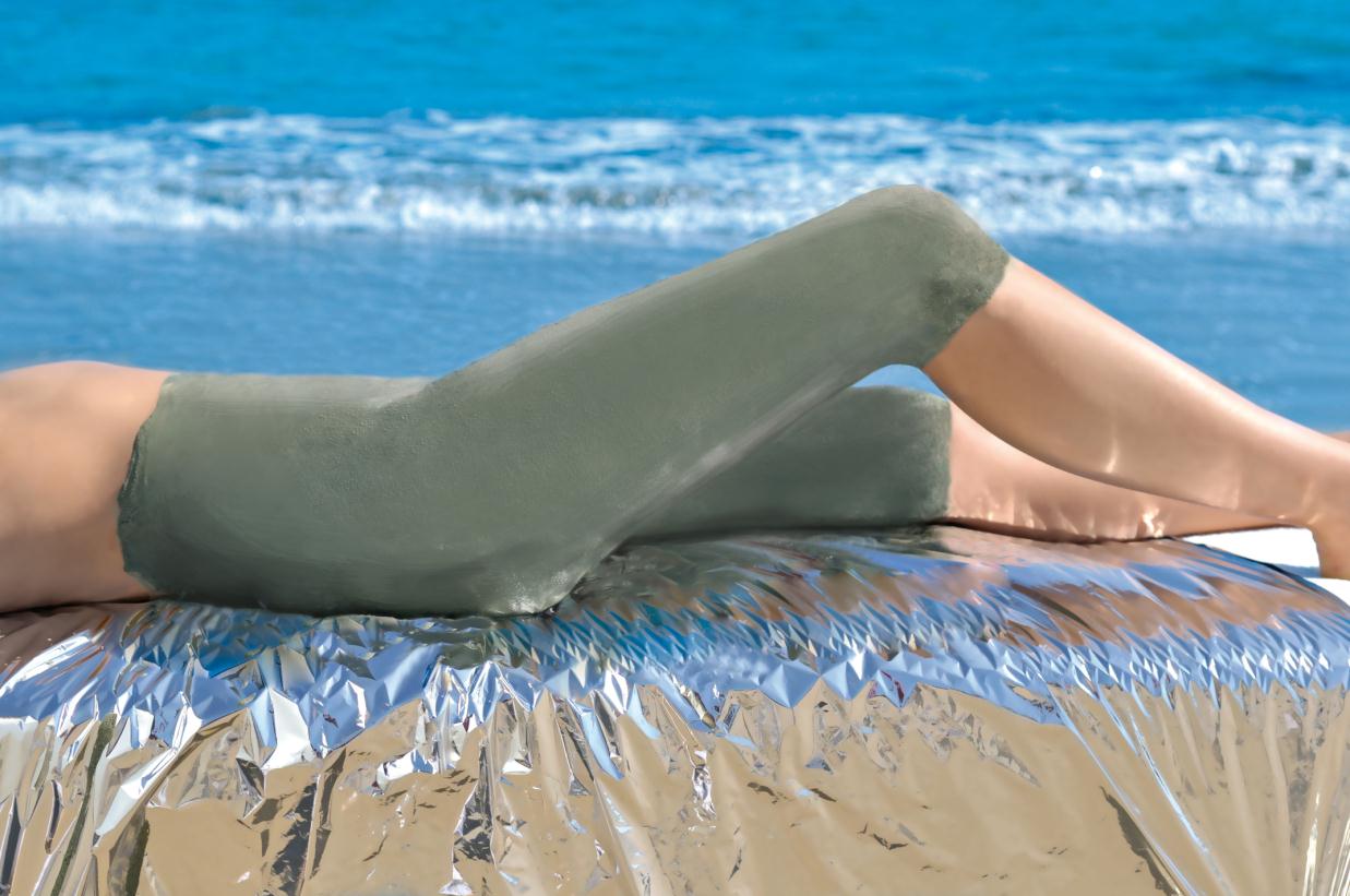 Девушка в голубой глине на берегу моря