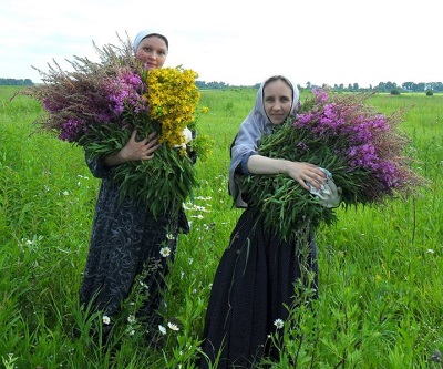 Девушки с букетами ятрышников