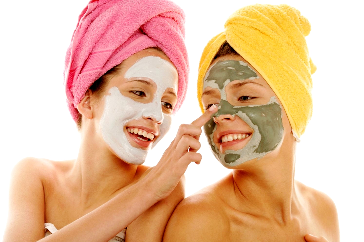 Две девушки с масками из глины