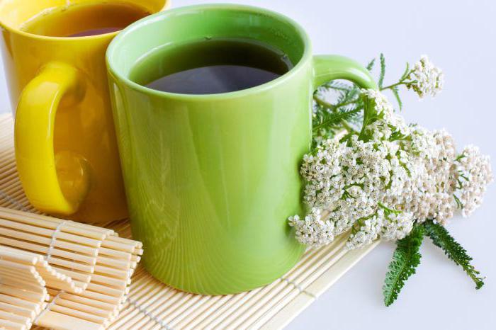 Две керамические чашки и цветы тысячелистника