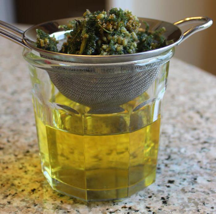 Фильтрование отвара через ситечко