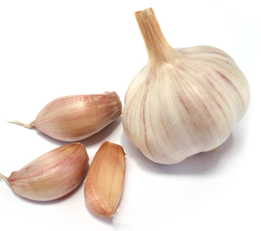 Три зубчика и луковица чеснока