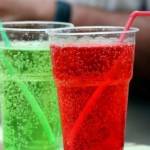 Газированные напитки в стаканах с трубочками