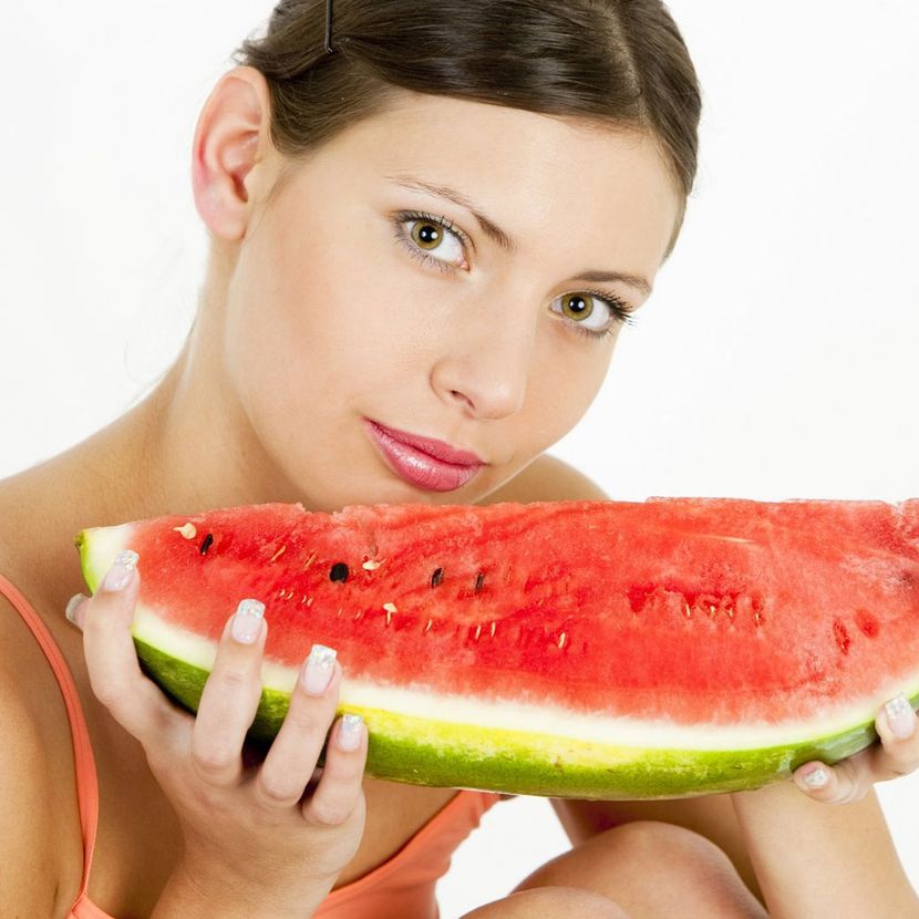 Девушка с арбузом