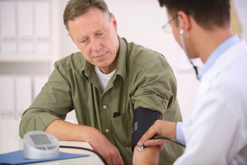 Врач измеряет пациенту давление