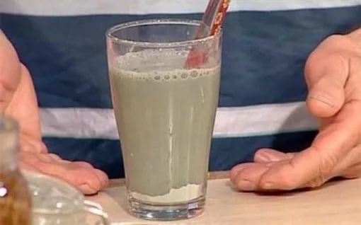 Напиток с глиной в стакане