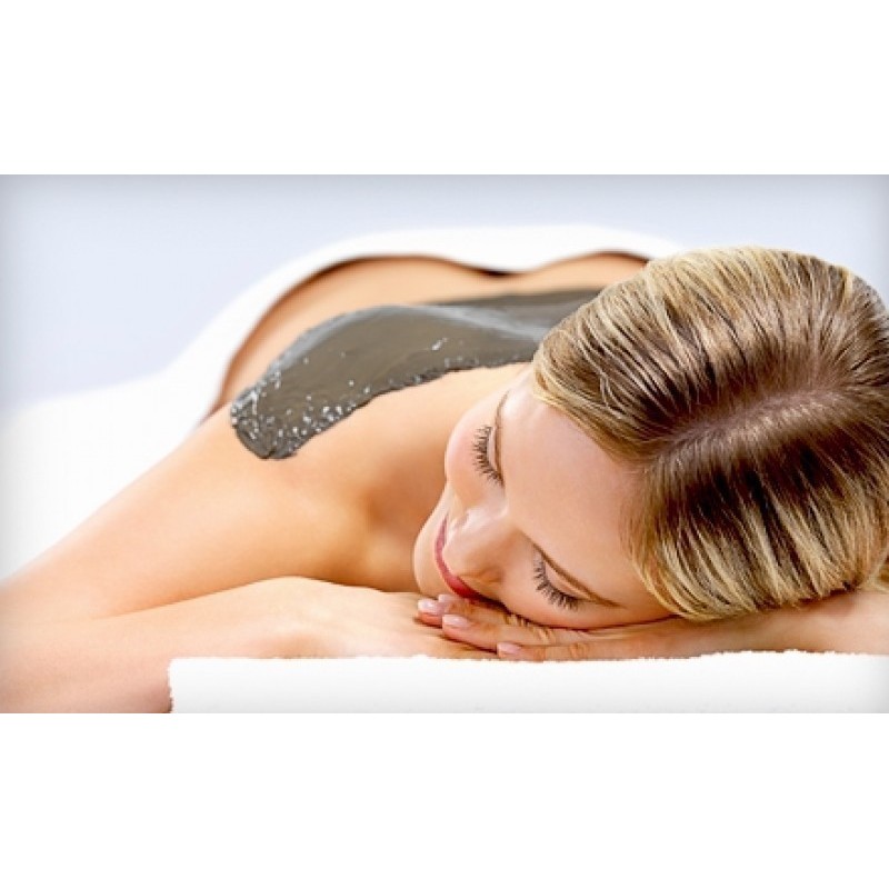 Маска из глины на спине у девушки