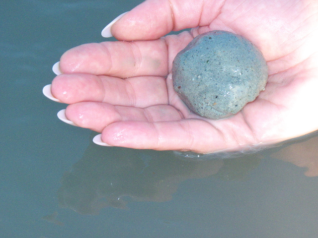 Глиняный шарик на ладони