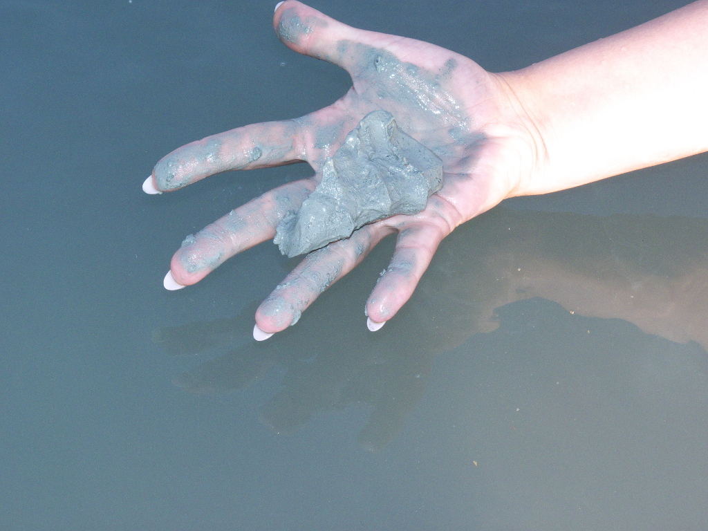 Голубая глина на ладошке