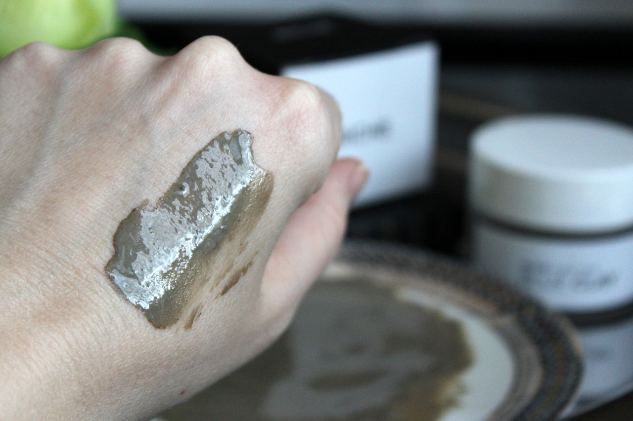 Голубая глина на руке