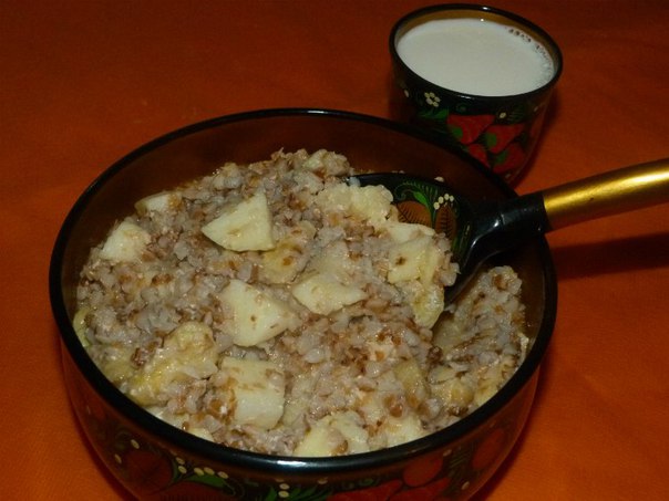 Гречка с кусочками банана и яблока