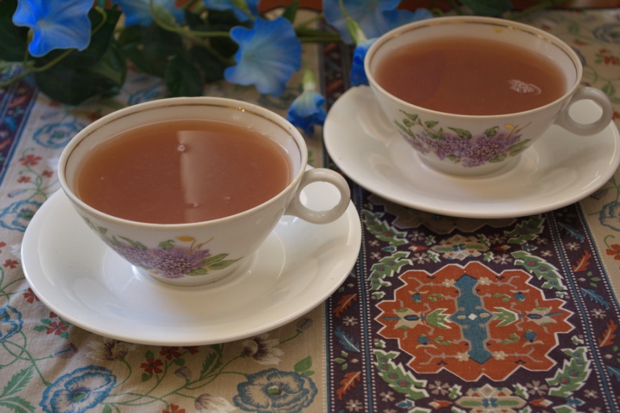 Гречневый кисель в чашках на столе