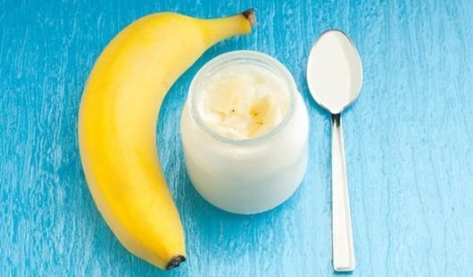 Бананы и натуральный йогурт