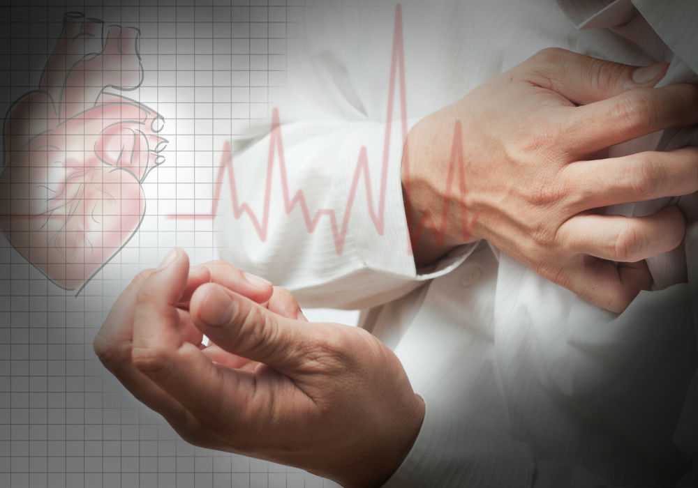 Кардиограмма, рука держится за сердце